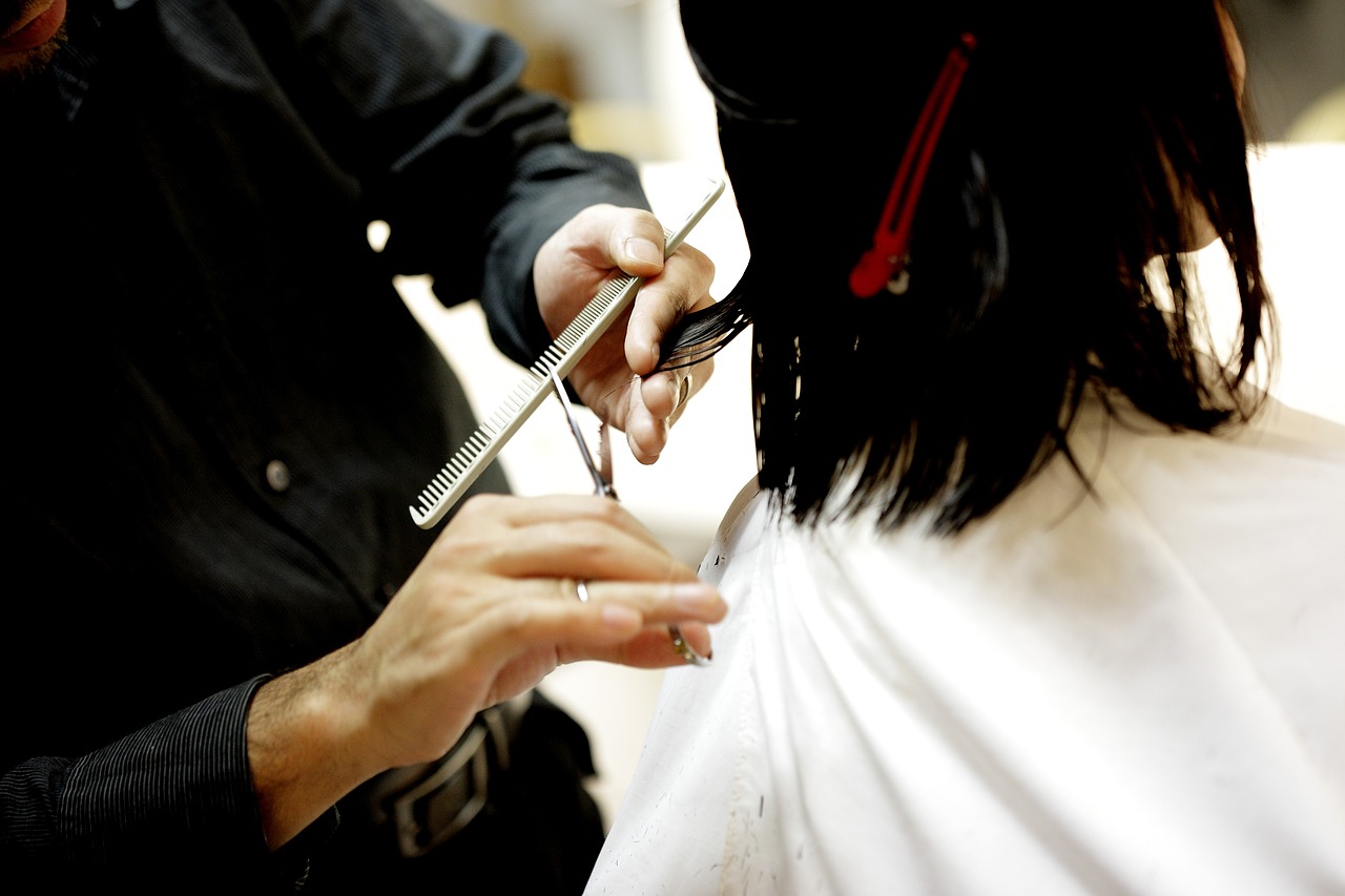 Jak dobrać fryzurę do pociągłej twarzy? Uczesz się profesjonalnie – stylista fryzur Leszno.