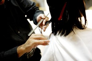 Jak dobrać fryzurę do pociągłej twarzy? Uczesz się profesjonalnie – stylista fryzur Leszno.