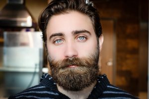Jaka fryzura do brody? Strzyżenie bardzo męskie. Fryzjer Grudziądz forum