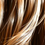 Odżywka bez spłukiwania – kiedy stosować, by uniknąć obciążenia i matu we włosach