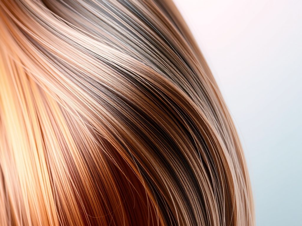 Włosy sztywne po proteinach: jak rozpoznać przeproteinowanie i przywrócić miękkość bez ryzyka